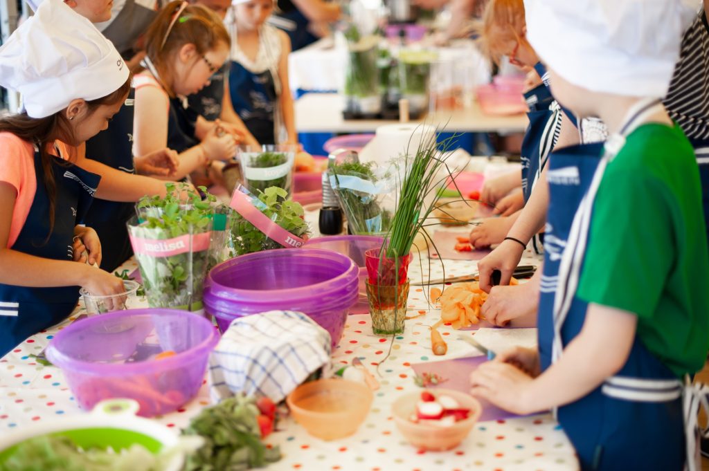 enfants qui cuisinent