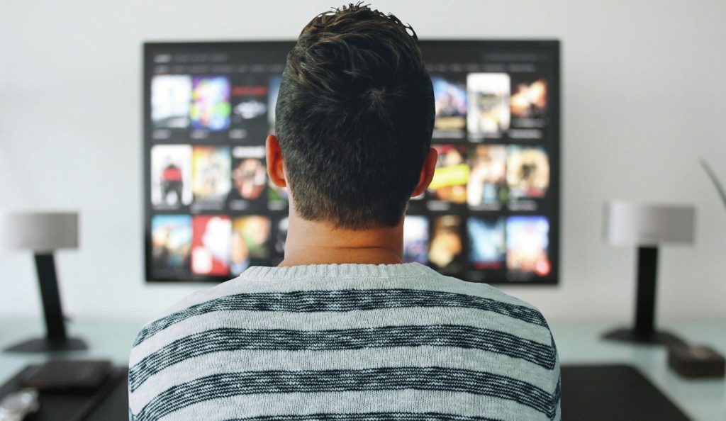 homme qui regarde la tv